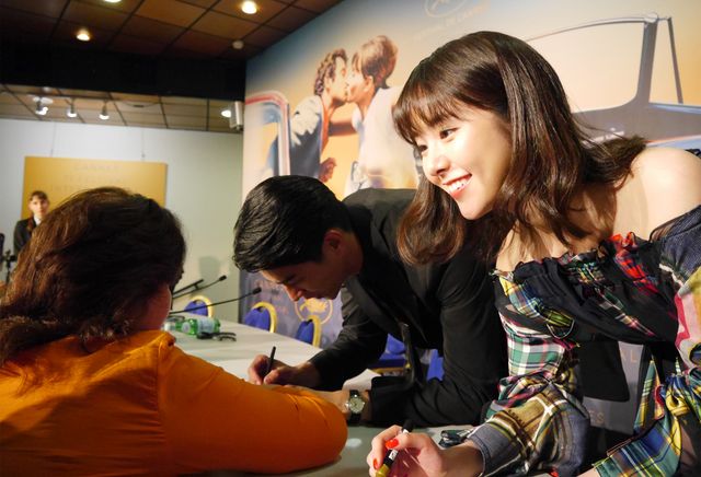 サインに応じる東出昌大＆唐田えりか！『寝ても覚めても』カンヌ公式会見（9枚目）