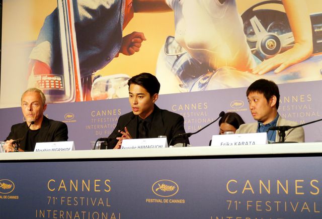 サインに応じる東出昌大＆唐田えりか！『寝ても覚めても』カンヌ公式会見（10枚目）