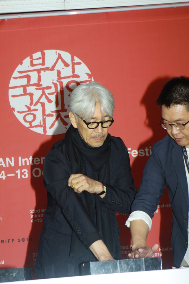 坂本龍一、釜山ハンドプリント・セレモニーへ：フォトギャラリー