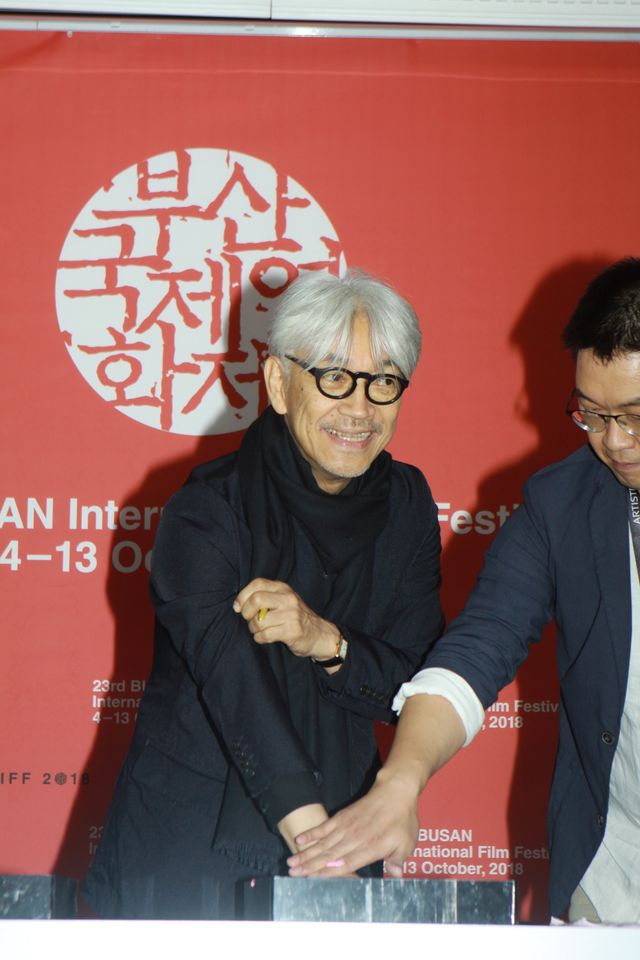 坂本龍一、釜山ハンドプリント・セレモニーへ（2枚目）
