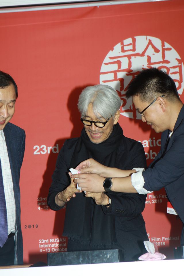 坂本龍一、釜山ハンドプリント・セレモニーへ（4枚目）