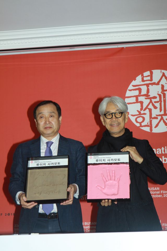 坂本龍一、釜山ハンドプリント・セレモニーへ（5枚目）