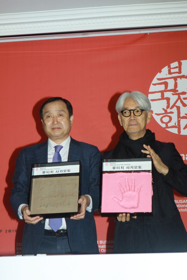 坂本龍一、釜山ハンドプリント・セレモニーへ（7枚目）