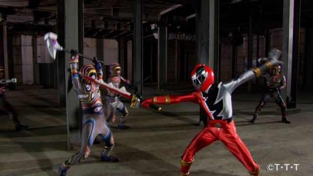 リュウソウレッドに変身するドンモモタロウ！「ドンブラザーズ meets センパイジャー」：フォトギャラリー