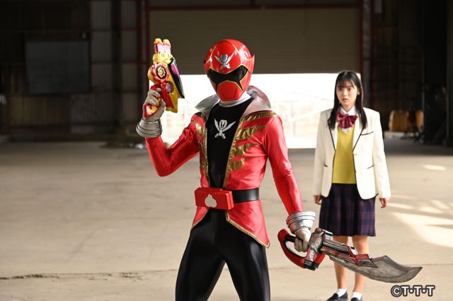 リュウソウレッドに変身するドンモモタロウ！「ドンブラザーズ meets センパイジャー」（2枚目）