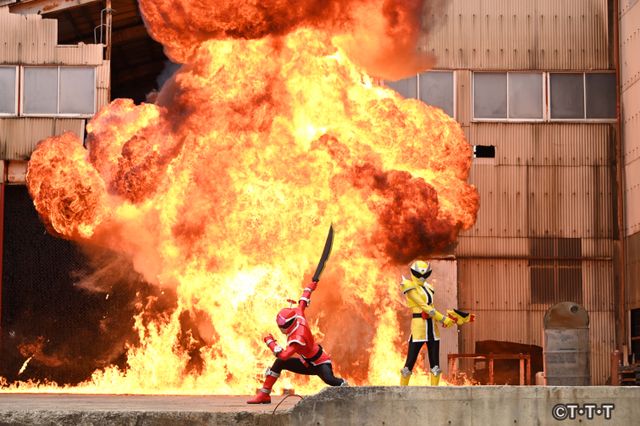 リュウソウレッドに変身するドンモモタロウ！「ドンブラザーズ meets センパイジャー」（3枚目）