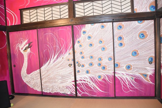 部屋一面の孔雀！『HOKUSAI』艶やかな撮影現場を公開：フォトギャラリー