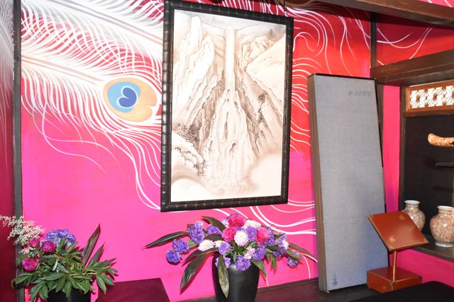 部屋一面の孔雀！『HOKUSAI』艶やかな撮影現場を公開（2枚目）