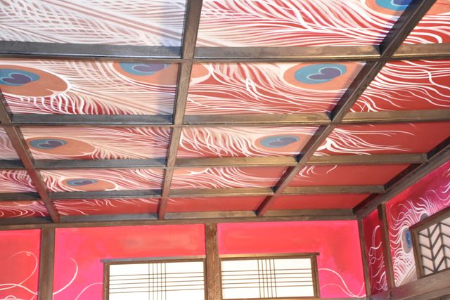 部屋一面の孔雀！『HOKUSAI』艶やかな撮影現場を公開（3枚目）