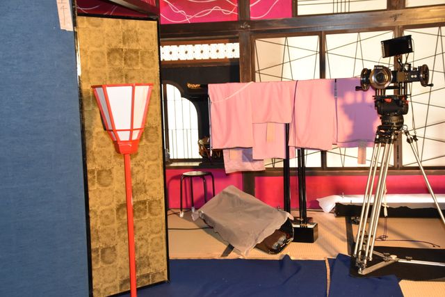 部屋一面の孔雀！『HOKUSAI』艶やかな撮影現場を公開（4枚目）