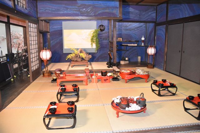 部屋一面の孔雀！『HOKUSAI』艶やかな撮影現場を公開（5枚目）