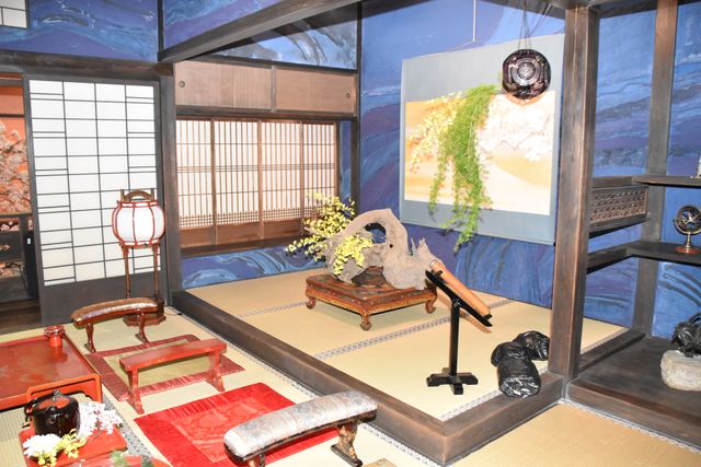 部屋一面の孔雀！『HOKUSAI』艶やかな撮影現場を公開（6枚目）