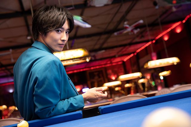 猪野広樹のクールなビリヤード姿！「猪野広樹カレンダー2021.04-2022.03」：フォトギャラリー