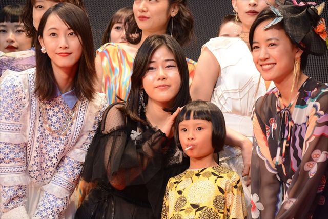 唐田えりか、松井玲奈、山本舞香ら美女が続々登場！個性的なドレスにも注目（6枚目）