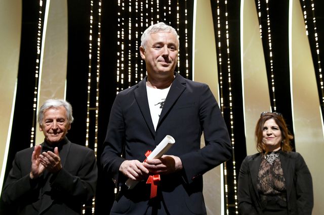 第70回カンヌ国際映画祭でパルムドールに次ぐグランプリを受賞したロバン・カンピヨ監督（中央）