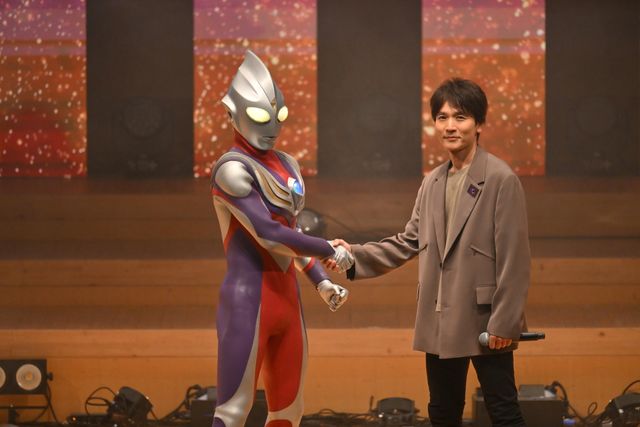 長野博、「ウルトラマンティガ」30周年ステージでティガと握手!「ウルトラマンの日 in 杉並公会堂」:フォトギャラリー