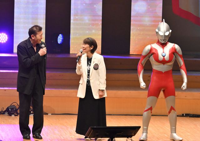 長野博、「ウルトラマンティガ」30周年ステージでティガと握手！「ウルトラマンの日 in 杉並公会堂」（7枚目）