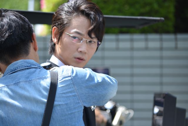 綾野剛「ハゲタカ」撮影現場公開（2枚目）