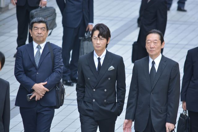 綾野剛「ハゲタカ」撮影現場公開（5枚目）