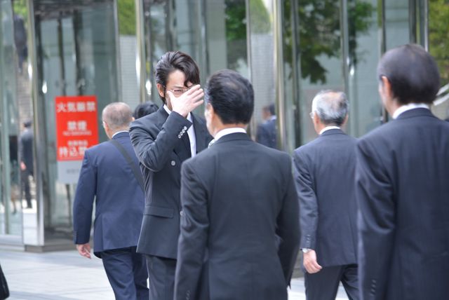 綾野剛「ハゲタカ」撮影現場公開（6枚目）