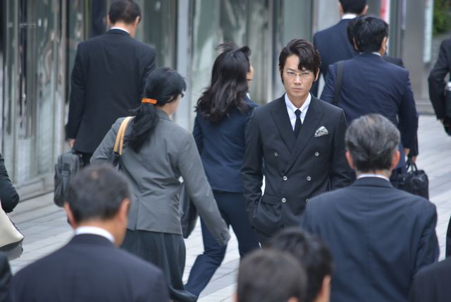 綾野剛「ハゲタカ」撮影現場公開（7枚目）