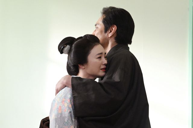 【画像11枚】朝ドラ「風、薫る」元彦(谷田歩)は千佳子(仲間由紀恵)を抱き寄せて …第40回場面写真:フォトギャラリー