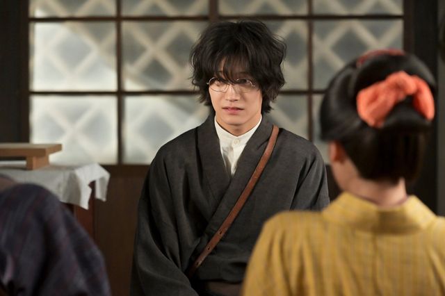 【画像11枚】朝ドラ「風、薫る」元彦（谷田歩）は千佳子（仲間由紀恵）を抱き寄せて …第40回場面写真（3枚目）