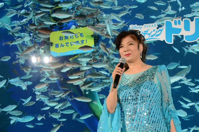 八代亜紀、ド派手ドレスで熱唱！『ファインディング・ドリー』公開記念スペシャルライブ ギャラリー（3枚目）