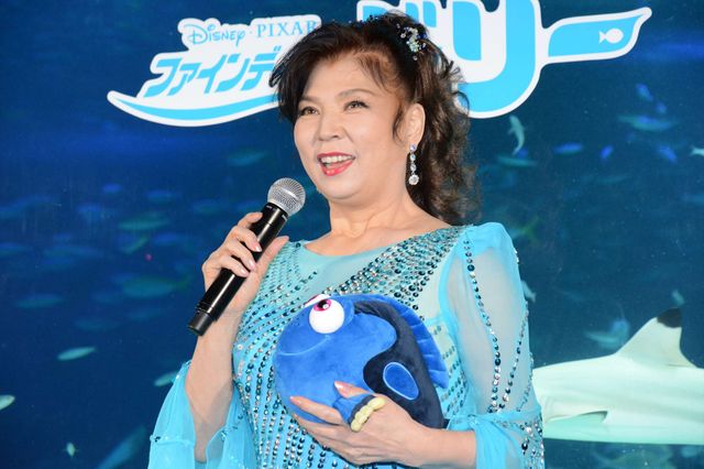 八代亜紀、ド派手ドレスで熱唱！『ファインディング・ドリー』公開記念スペシャルライブ ギャラリー（6枚目）