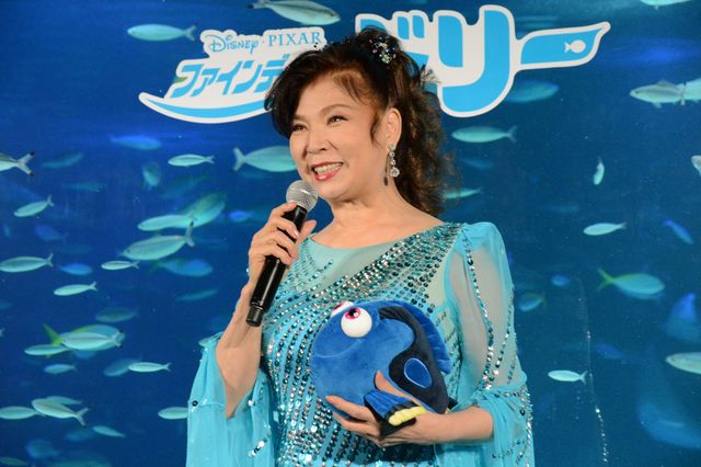 八代亜紀、ド派手ドレスで熱唱！『ファインディング・ドリー』公開記念スペシャルライブ ギャラリー（8枚目）