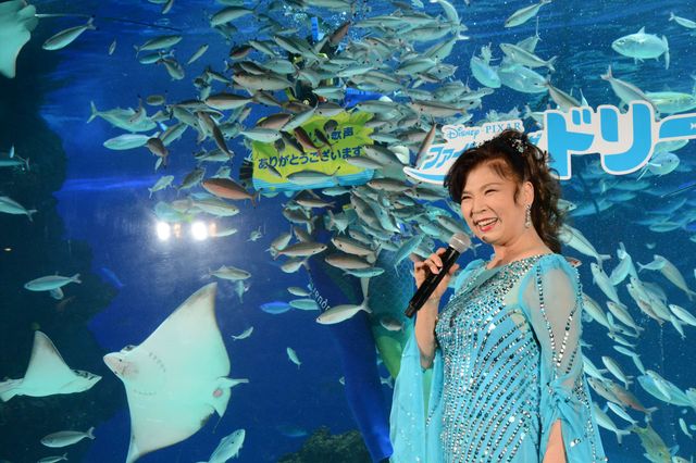 八代亜紀、ド派手ドレスで熱唱！『ファインディング・ドリー』公開記念スペシャルライブ ギャラリー（10枚目）