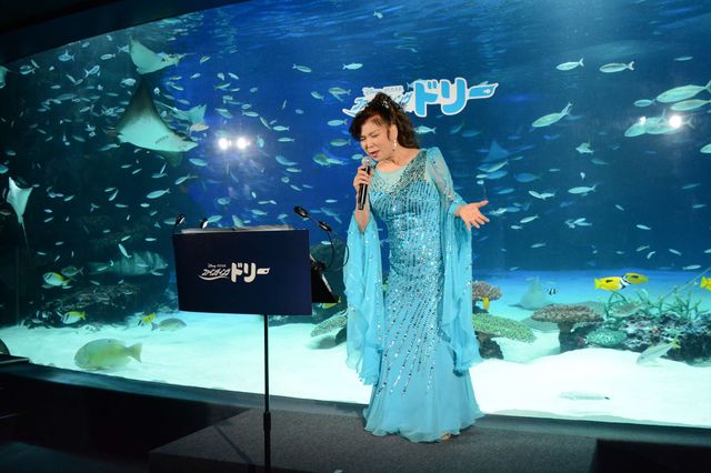 八代亜紀、ド派手ドレスで熱唱！『ファインディング・ドリー』公開記念スペシャルライブ ギャラリー（13枚目）
