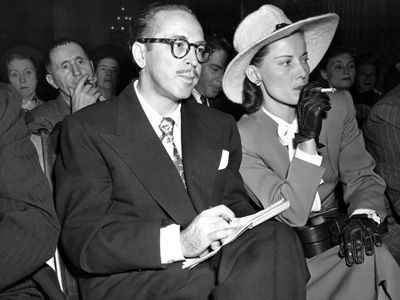 1947年、非米活動委員会の公聴会に出席した脚本家ダルトン・トランボと妻クレオ