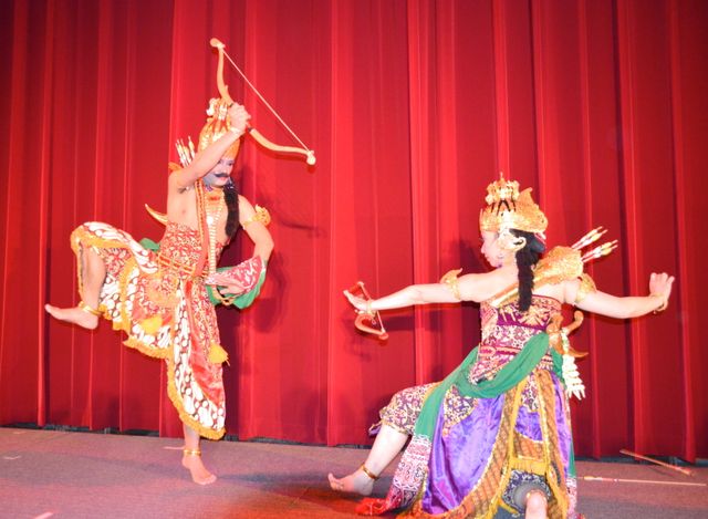 オバマ米大統領就任式でも披露されたインドネシア伝統舞踊も…映画『KILLERS/キラーズ』完成披露試写会フォトギャラリー（11枚目）