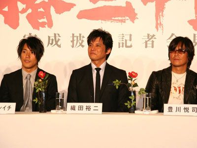 左から、松山ケンイチ、織田裕二、豊川悦司