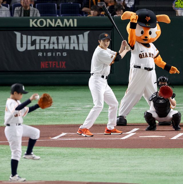 山田裕貴、東京ドームで豪快なフルスイング!Netflix映画『Ultraman: Rising』始球式イベント:フォトギャラリー