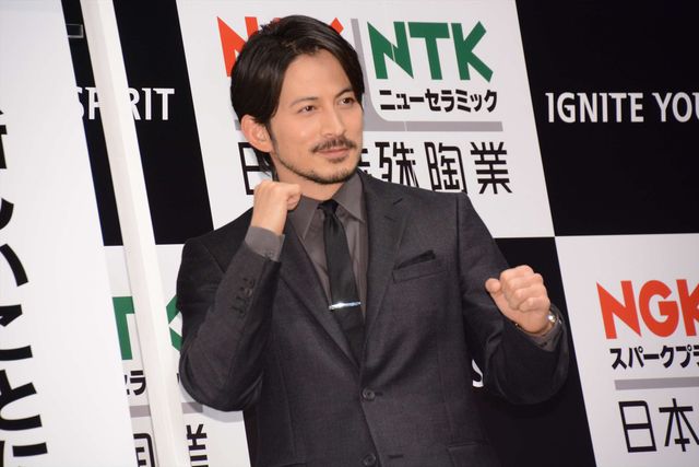 岡田准一、結婚後初の公の場へ：フォトギャラリー