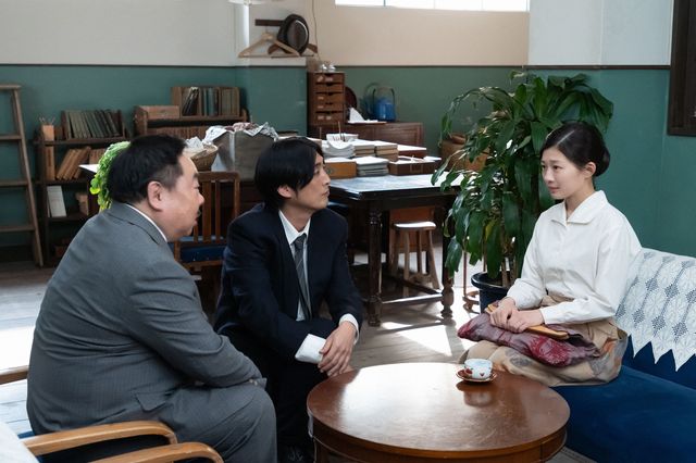 寅子（伊藤沙莉）と直明（三山凌輝）は仕事を紹介してもらい…「虎に翼」第42回の場面写真（3枚目）