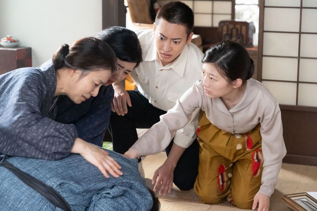 寅子（伊藤沙莉）と直明（三山凌輝）は仕事を紹介してもらい…「虎に翼」第42回の場面写真（4枚目）