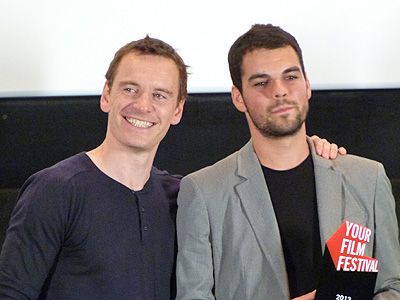 マイケル・ファスベンダーとグランプリに選ばれたデビッド・ヴィクトリ・ブラヤ監督（左から）