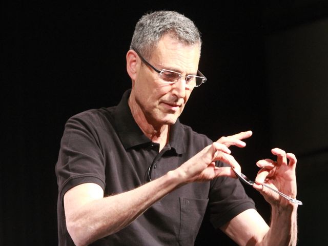 衝撃……！ユリ・ゲラーのスプーン曲げ生披露ギャラリー：フォトギャラリー