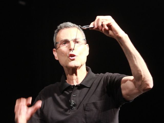 衝撃……！ユリ・ゲラーのスプーン曲げ生披露ギャラリー（2枚目）