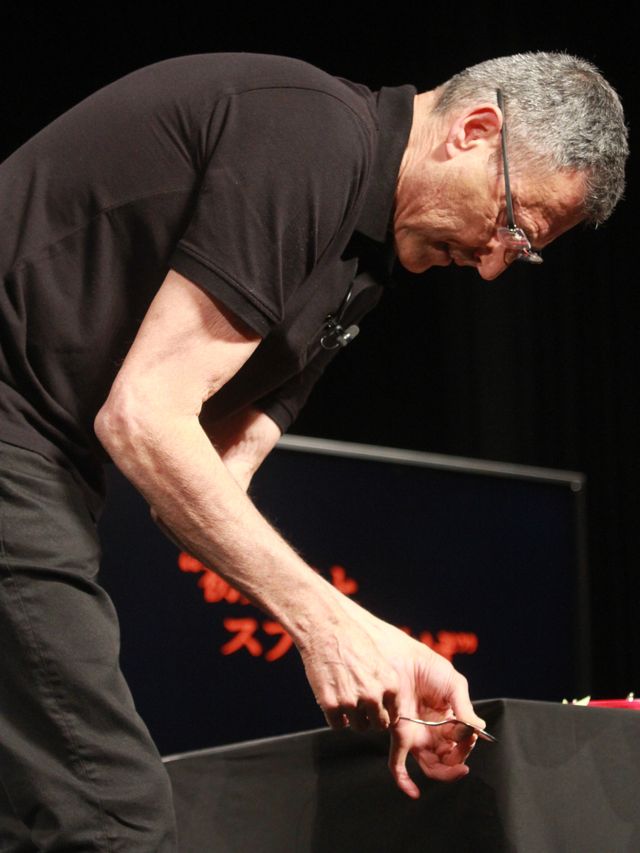 衝撃……！ユリ・ゲラーのスプーン曲げ生披露ギャラリー（3枚目）