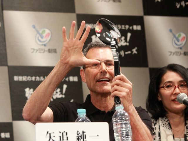衝撃……！ユリ・ゲラーのスプーン曲げ生披露ギャラリー（4枚目）