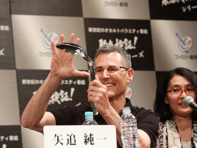 衝撃……！ユリ・ゲラーのスプーン曲げ生披露ギャラリー（5枚目）