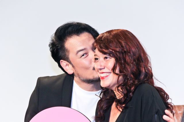 新婚のLiLiCo＆小田井涼平、ラブラブモードで登場！（11枚目）