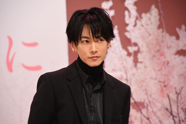佐藤健、黒コーデで長澤まさみ、森七菜らと登壇！『四月になれば彼女は』完成披露（7枚目）