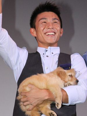 撮影時のチョボの容姿に近いという犬のローズを抱っこしている中尾明慶