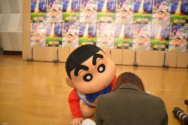 スピード感のあるケツだ……！『映画クレヨンしんちゃん　襲来!! 宇宙人シリリ』公開アフレコイベントフォトギャラリー（2枚目）