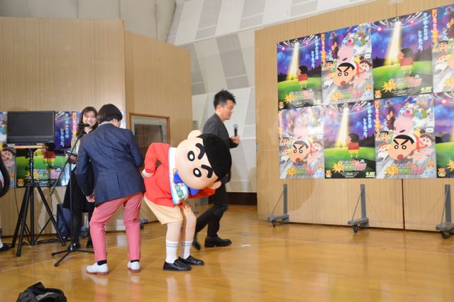 スピード感のあるケツだ……！『映画クレヨンしんちゃん　襲来!! 宇宙人シリリ』公開アフレコイベントフォトギャラリー（3枚目）